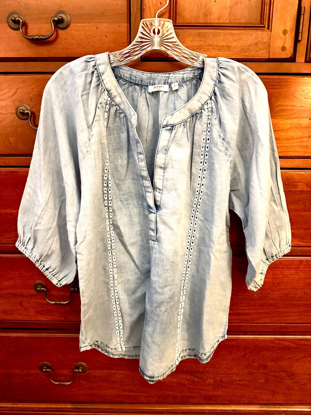 Dylan Chambray Eyelet-Trim Women’s Peasant Top - Large - Picture 1 of 3